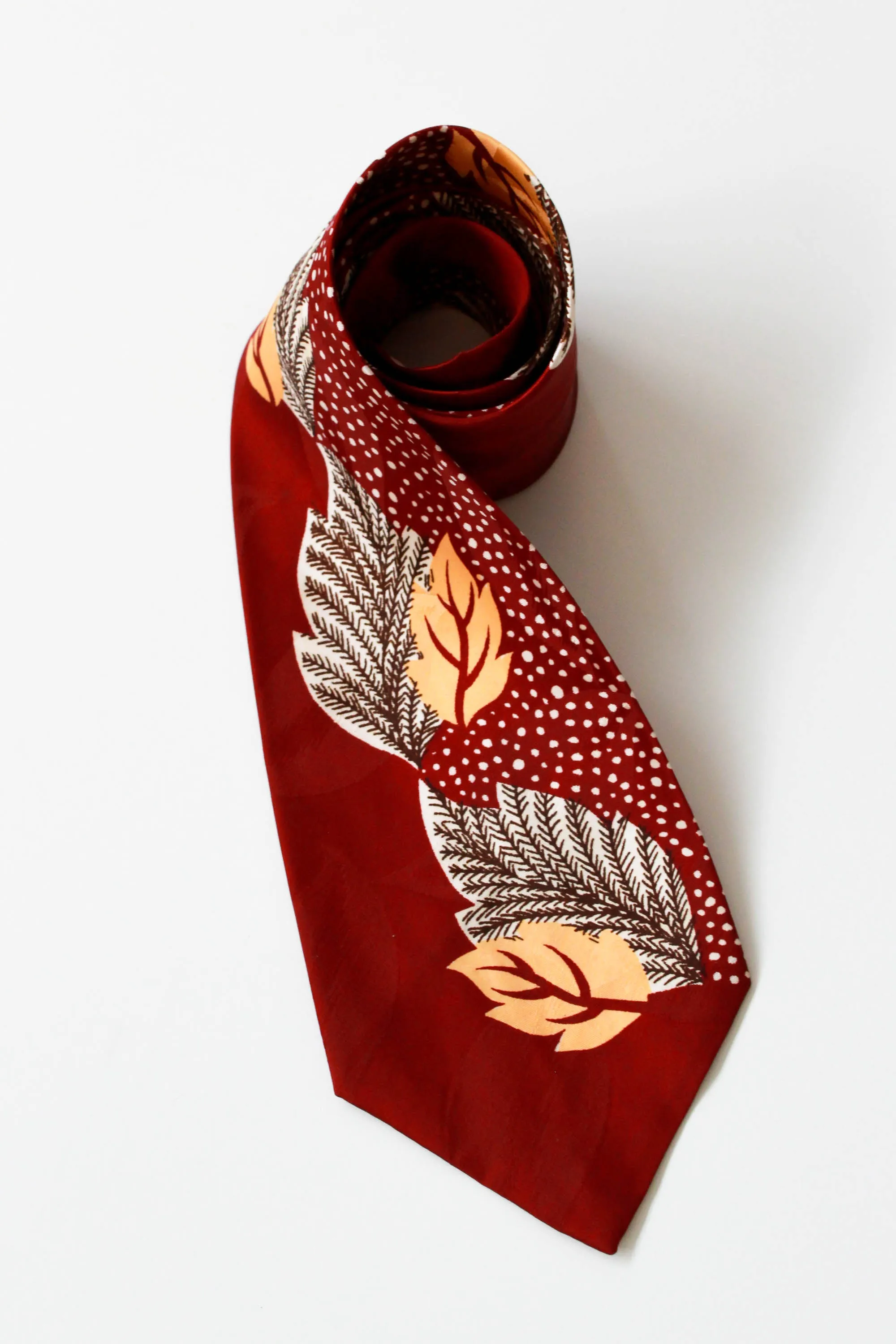 1940s Red Rayon Necktie with Leaf Print