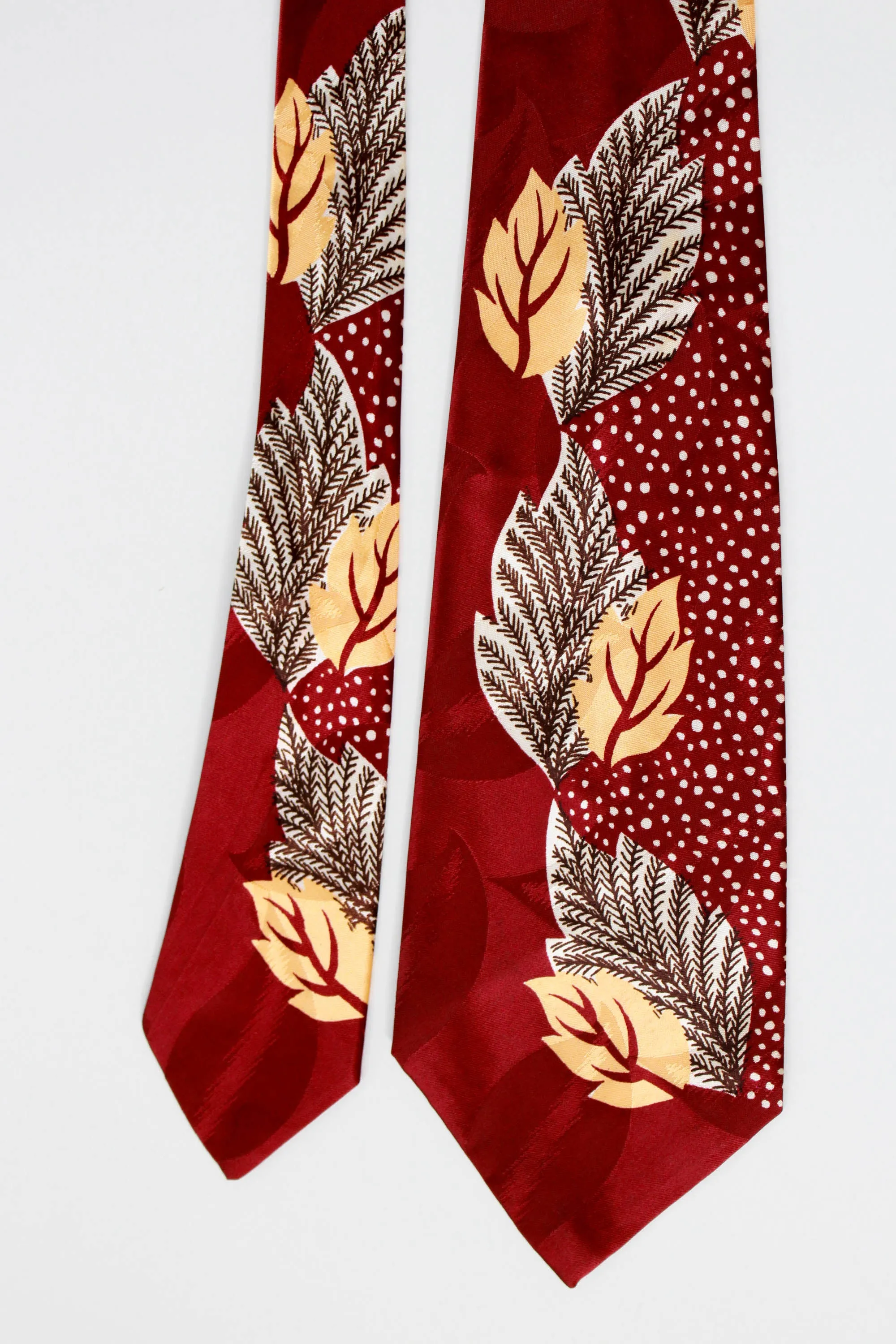 1940s Red Rayon Necktie with Leaf Print