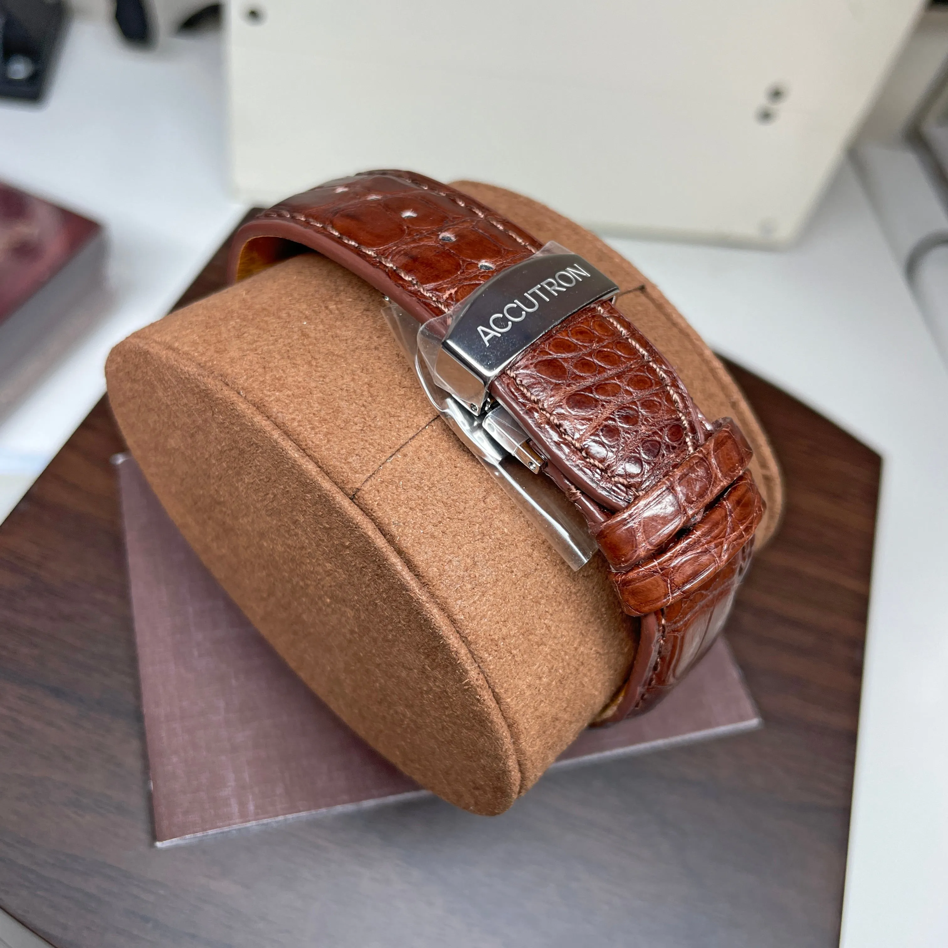 Accutron Spaceview 2020 La Palina Edition Brown Watch 2ES6A007 with Cigar Humidor Set