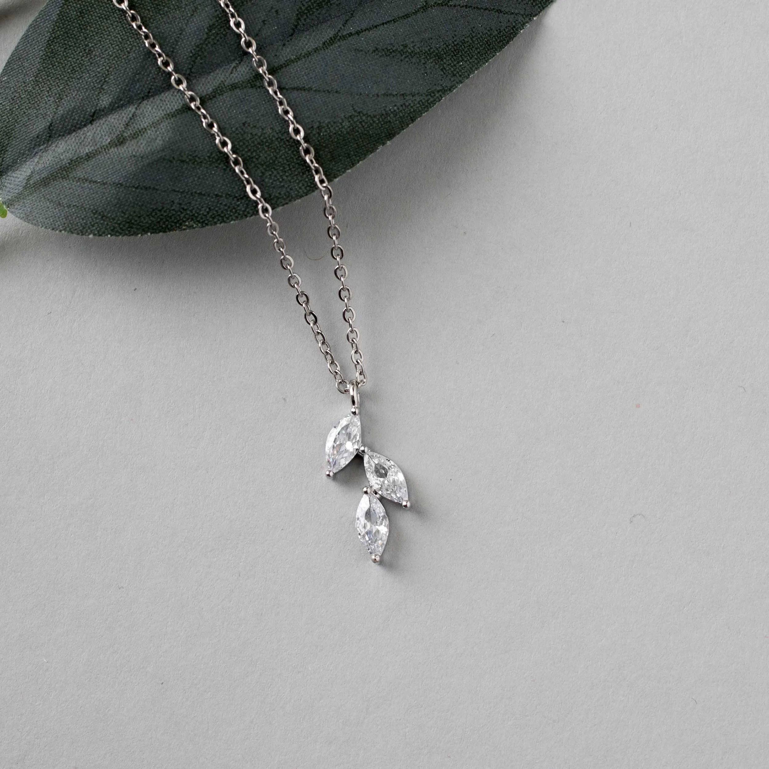 Dainty Leaf Pendant Necklace